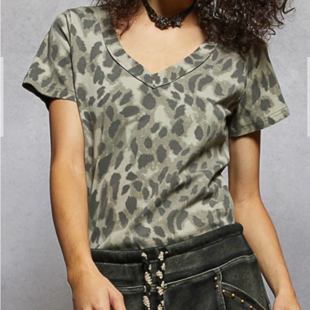 POL Gray Leopard Print V-Neck Tee